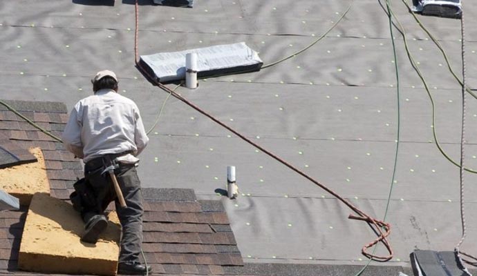 contractor asphalt shingles roofing installation in blairsburg